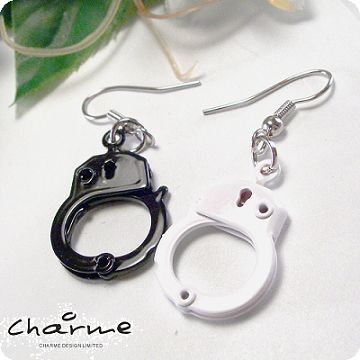 Charme 御金 ~普普風~黑白手銬不對稱耳環~本季發燒商品