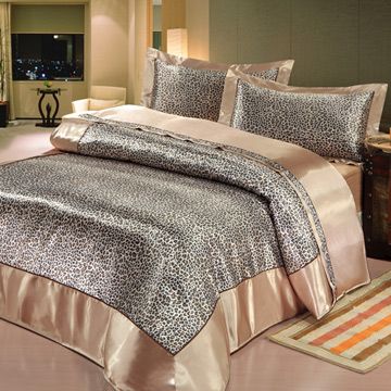 BELLE VIE 狂野豹紋 絲質緞面雙人四件式床包兩用被組(床包純棉)