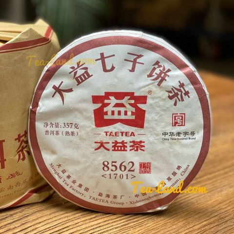 茶韻 普洱茶2017年大益8562輕發酵熟茶餅357克熟茶 保證真品 ( 附茶樣10克.茶刀.收藏盒各1.可附提袋 )