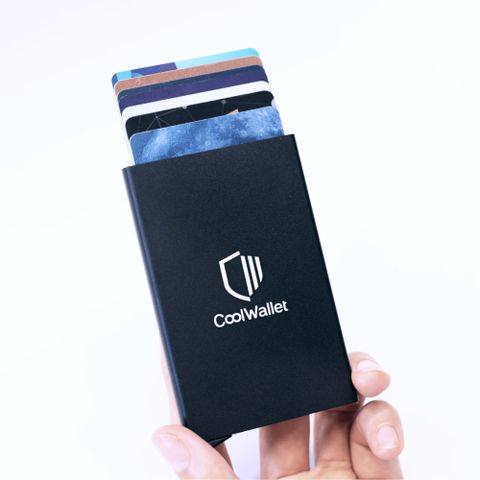 CoolWallet 卡夾特製金屬複合材質製成讓CoolWallet 卡夾成為你的時尚單品
