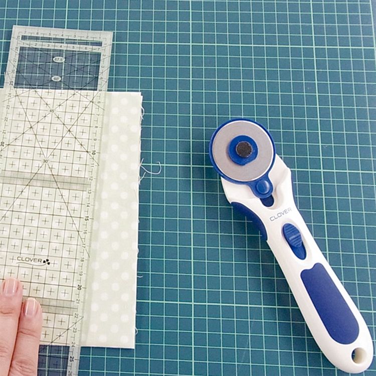 CLOVER 日本可樂牌拼布裁縫工作墊A3切割墊板57-643自癒桌墊(45x32公分/方眼輔助線角度線)裁切布墊