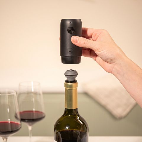 《Vacu Vin》電動抽真空器+酒瓶塞2入(黑)