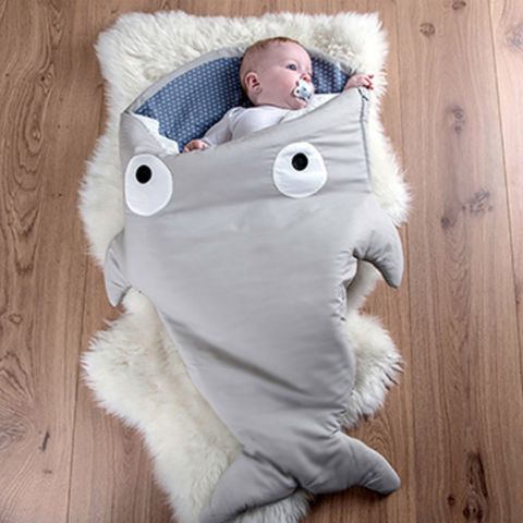 【西班牙設計】鯊魚咬一口 BabyBites 100% 純棉手作嬰兒/幼兒睡袋|防踢被|包巾《標準版》卡其灰 (藍底)