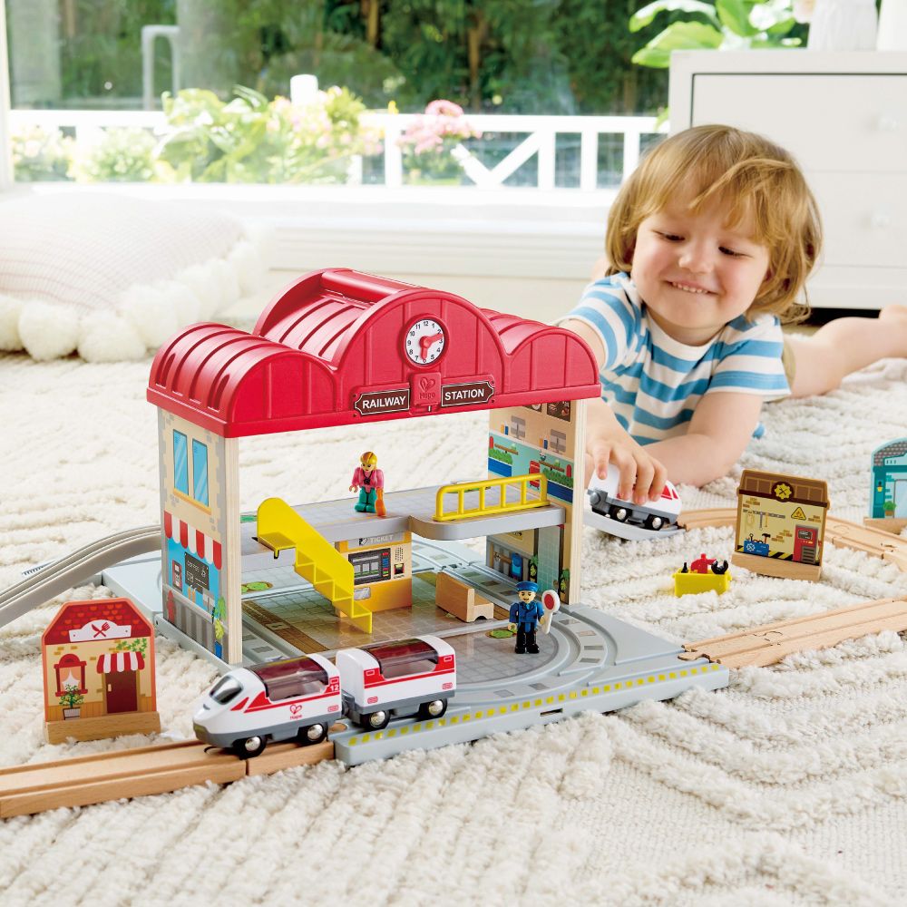 Hape 德國Hape 火車軌道大車站便攜組合(軌道遊戲/家家酒玩具/木製玩具)