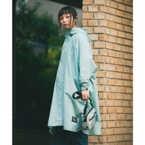 日本KIU 163926 薄荷綠 標準成人空氣感有袖斗篷雨衣 附收納袋(男女適用)