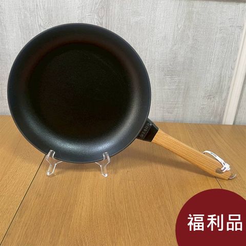 【福利品】Staub 木柄鑄鐵平底鍋 28cm (電磁爐 IH爐可用)
