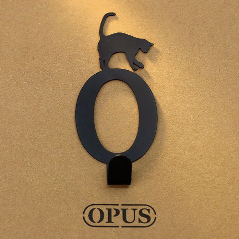 OPUS 東齊金工 壁飾免釘無痕掛勾《當貓咪遇上字母O》經典黑