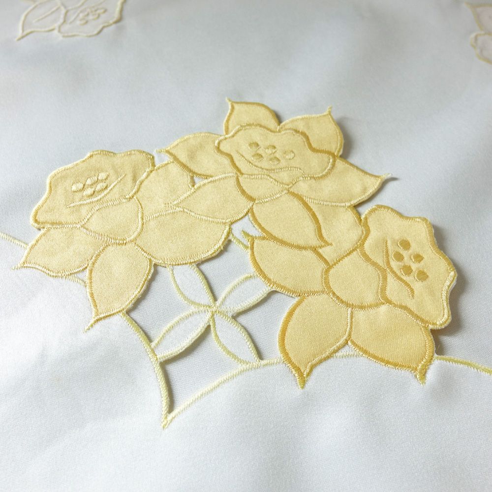 LASSLEY 蕾絲妮居家 花朵刺繡桌巾 110x110cm(方桌巾 圓桌巾 茶几巾 客廳 矮桌 小桌 桌布 裝飾巾 百合花 白色 蕾絲 )