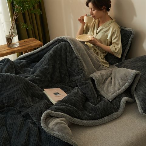 【暢麥】空调披肩盖毯 加厚牛奶绒 毛毯被套 冬季多功能 沙发午睡小毯子 珊瑚绒  單人毯180x220cm