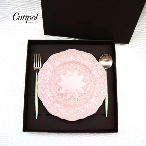 葡萄牙Cutipol-青玉柄點心叉匙+義大利VBC-蕾絲馬卡龍粉紅20cm餐盤