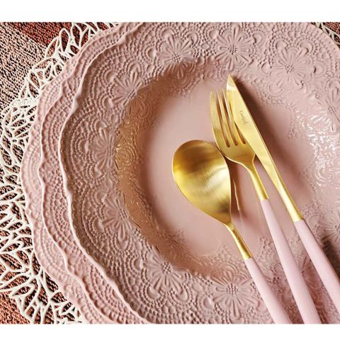 *用餐儀式感* 義VBC casa-手工浮雕蕾絲餐盤餐具6件組(粉色)-Cutipol MIO 刀叉匙(粉金)