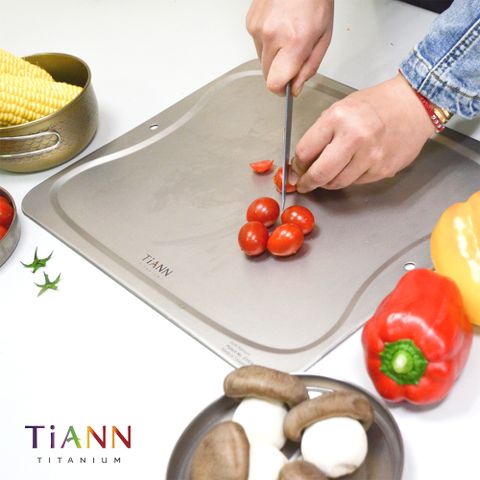 【TiANN 鈦安】抗菌專利萬用鈦大砧板 沾板 切菜板 烘焙烤盤 露營餐盤(大款-36x30公分)