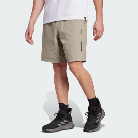 【ADIDAS】NG W.R SHORTS 短褲 男 國家地理 卡其色-JD5844