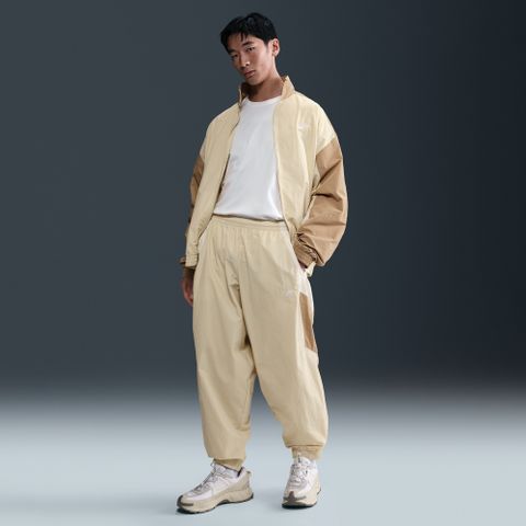 【NIKE】AS M NK CLUB WVN TRK PANT OS 男 長褲 卡其色-HQ6115234