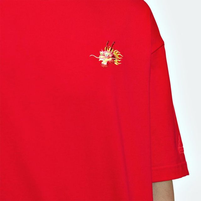 ADIDAS 愛迪達  M DRGN YR Tee JE6105 男 短袖 上衣 T恤 CNY 龍年 刺繡 運動 休閒 紅