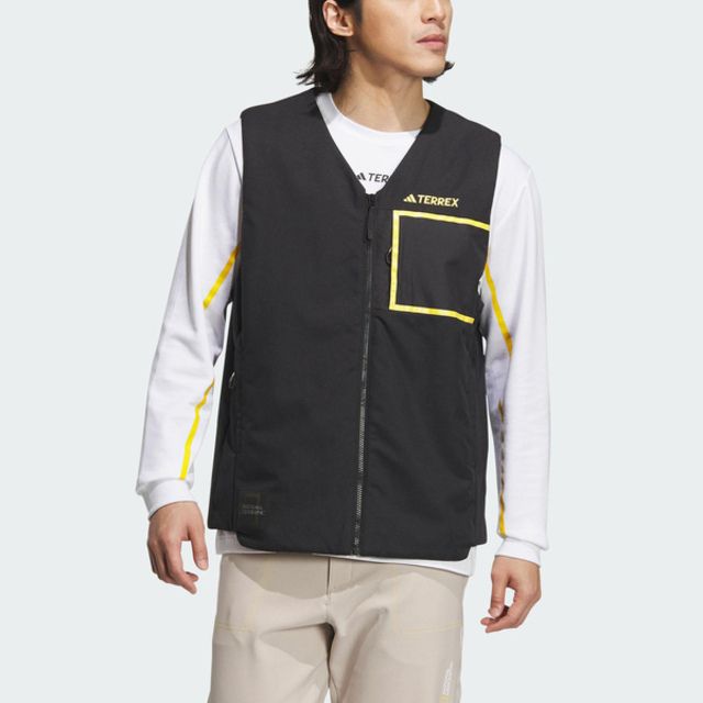 ADIDAS 愛迪達  NAT.GEO Vest [IL8992] 男 運動 背心 亞洲版 戶外 防潑水 保暖 國家地理 黑黃