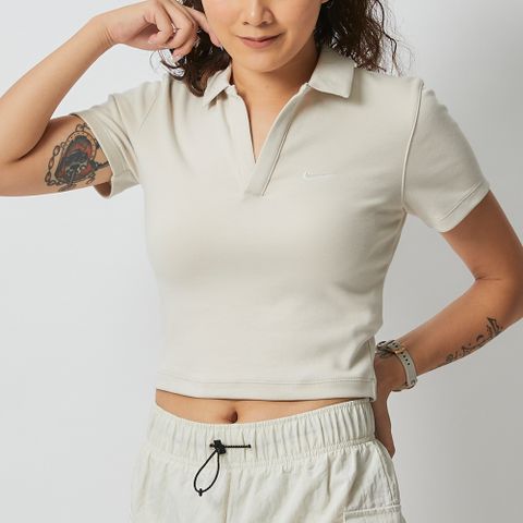 NIKE 耐吉 NSW ESSNTL Polo 女 米 LOGO 基本款 POLO衫 休閒 舒適 短袖 DV7885-104