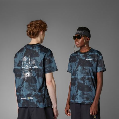 【ADIDAS】NG U A.R AOP T 短袖上衣 中 國家地理合作款 藍黑-JD5959