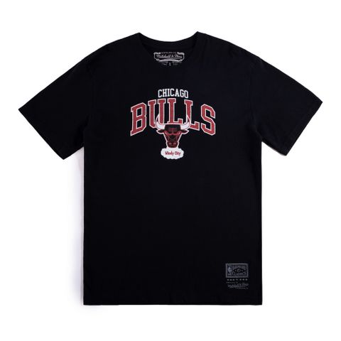 Mitchell & Ness NBA TEAM ARCH LOGO DAD 短袖上衣 公牛隊_MNTS015CBB