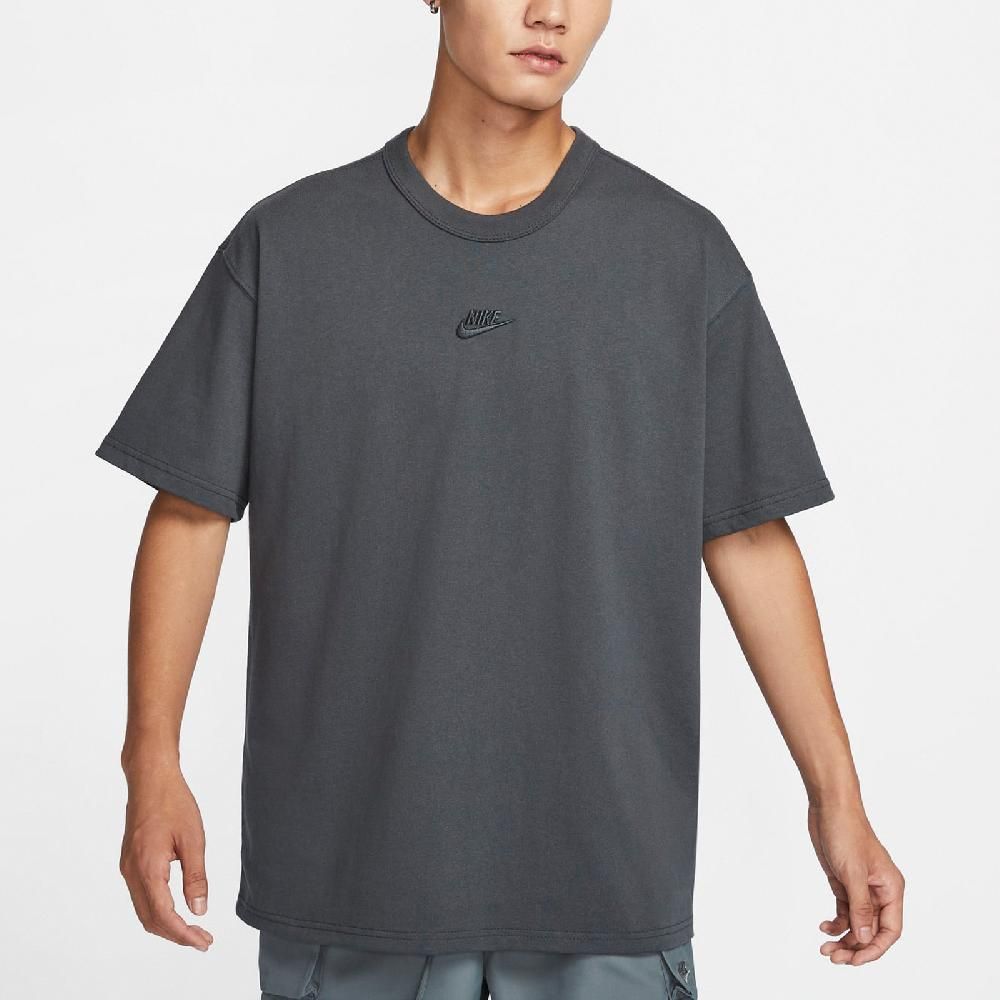 NIKE 耐吉   短袖 NSW Premium Essentials Tee 男款 深灰 寬鬆 落肩 刺繡 短T DO7393-060