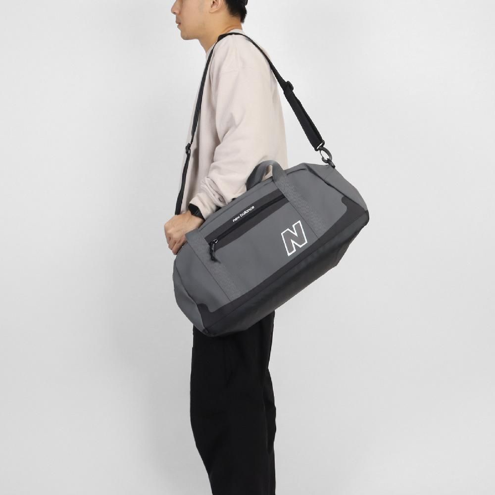 NEW BALANCE  紐巴倫 健身包 Legacy Duffle Bag 灰 黑 可調背帶 大空間 旅行袋 側背包 NB LAB23107CAS