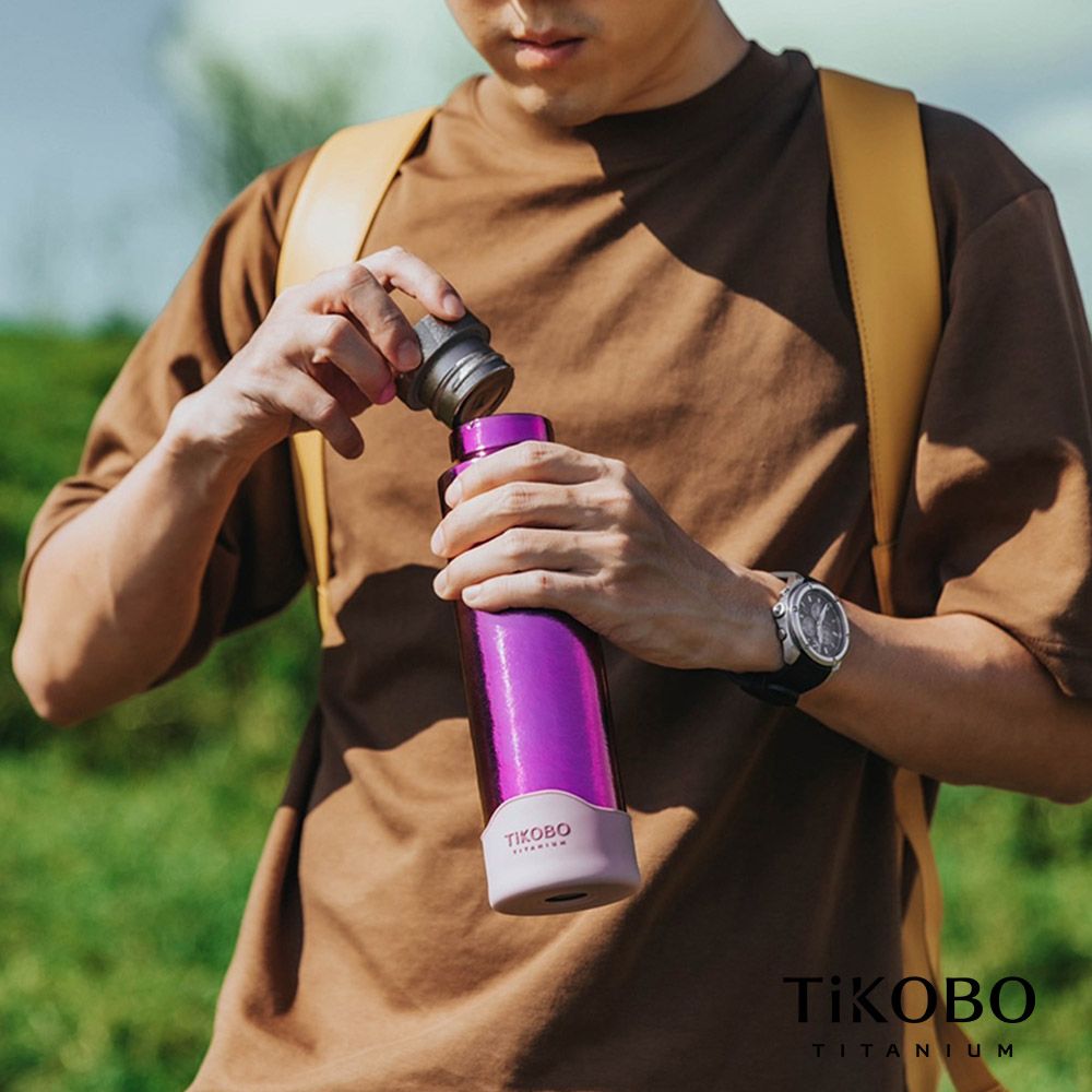 TiKOBO 鈦工坊 雙層真空純鈦運動保溫瓶460ml 山櫻粉 (附矽膠防滑杯套) 鈦隨身杯鈦水壺