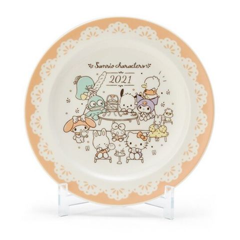 小禮堂 Sanrio大集合 日製 2021紀念陶瓷圓盤 附展示架 沙拉盤 紀念餐盤 YAMAKA陶瓷 (米黃)