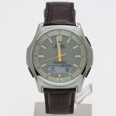 【CASIO 卡西歐】日本限定 紳士之選太陽能雙顯電波鱷魚紋皮革腕錶/咖x銀框(WVA-M630L-9A)