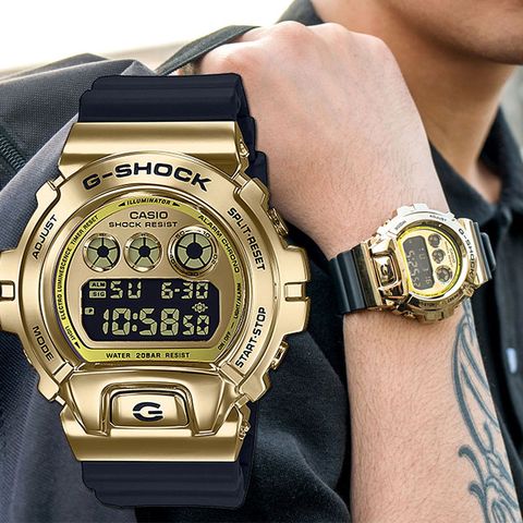 CASIO 卡西歐 G-SHOCK 街頭嘻哈風耐衝擊數位橡膠腕錶/黑x金IP框(GM-6900G-9DR)