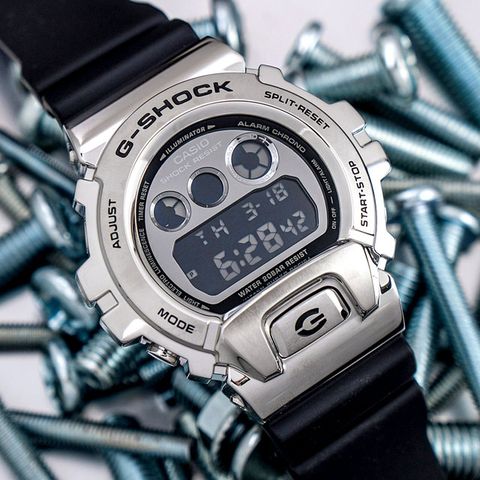 【CASIO 卡西歐】G-SHOCK 頑童小春+ØZI配戴款 街頭嘻哈風耐衝擊數位橡膠腕錶/黑x銀(GM-6900-1DR)