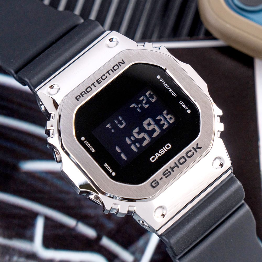 CASIO】G-SHOCK 金屬強悍耐衝擊數位橡膠腕錶/黑x銀框(GM-5600-1DR