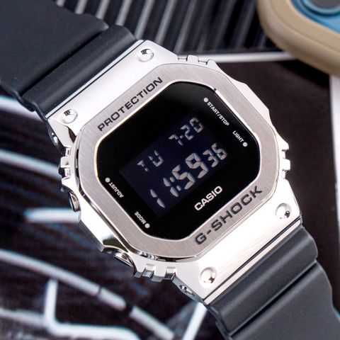 【CASIO】G-SHOCK 金屬強悍耐衝擊數位腕錶/黑x銀框 (GM-5600-1DR)