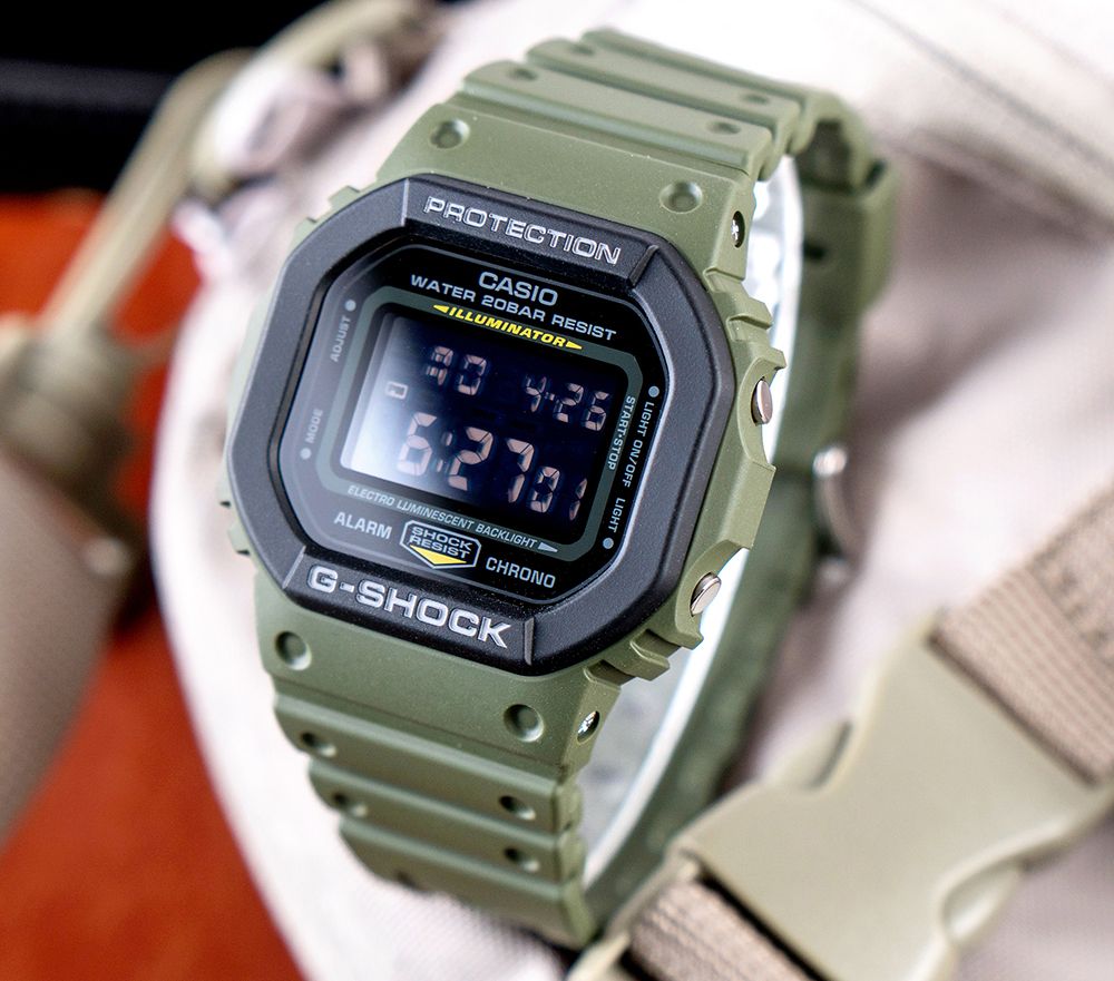 CASIO 卡西歐】G-SHOCK DW-5610SU-3 街頭軍事撞色數位橡膠腕錶/綠x黑框