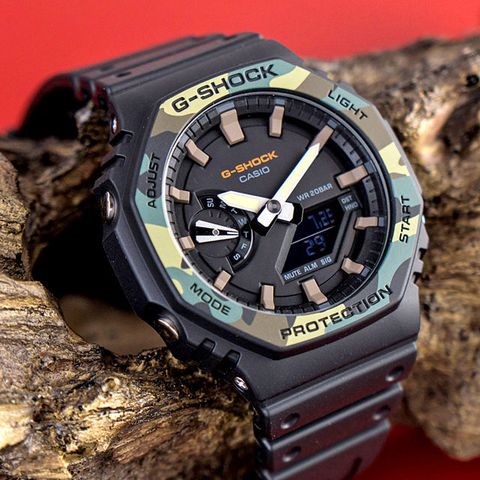 【CASIO 卡西歐】G-SHOCK 八角錶殼耐衝擊運動雙顯腕錶/黑x迷彩框(GA-2100SU-1ADR)