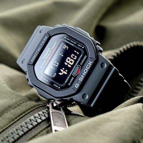 CASIO 卡西歐 G-SHOCK 街頭軍事雙色數位腕錶/灰x黑框(DW-5610SU-8DR)