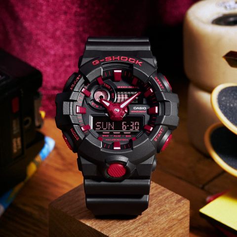 CASIO 卡西歐 G-SHOCK 火焰紅黑雙顯手錶 GA-700BNR-1A