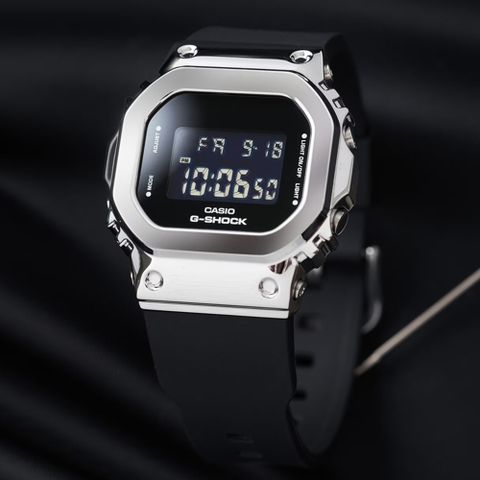 CASIO卡西歐 G-SHOCK WOMEN 金屬錶殼 黑銀配色方形電子錶 (GM-S5600-1 防水200米)