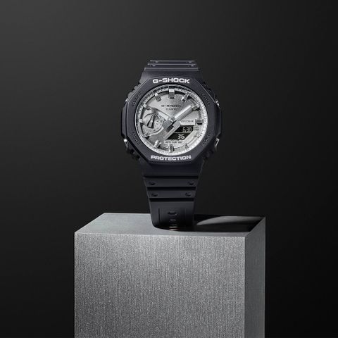 【CASIO 卡西歐】G-SHOCK 潮流魅力八角錶殼耐衝擊運動雙顯腕錶/黑x銀面(GA-2100SB-1A)