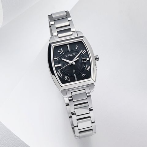 SEIKO 精工 LUKIA 魅力探索太陽能電波鈦金屬酒桶型女錶-黑x銀/27.4mm 1B32-0AV0D(SSQW059J)