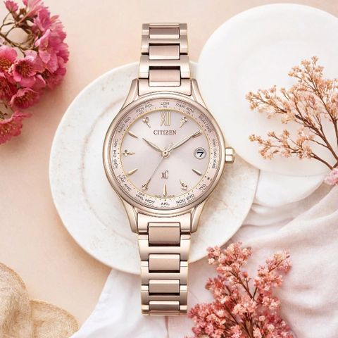 CITIZEN 星辰 代言人廣告款 XC 台灣限定款 光動能電波萬年曆女錶 EC1193-55X