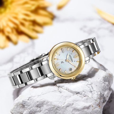 CITIZEN 星辰 xC 聯名限定 ES9447-51A 玫瑰面盤 鈦金屬 光動能電波女錶 銀/金 27mm