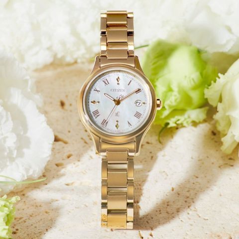 CITIZEN 星辰 XC 輕奢光 限量 光動能鈦金屬電波女錶-琥珀金/27mm ES9492-57D