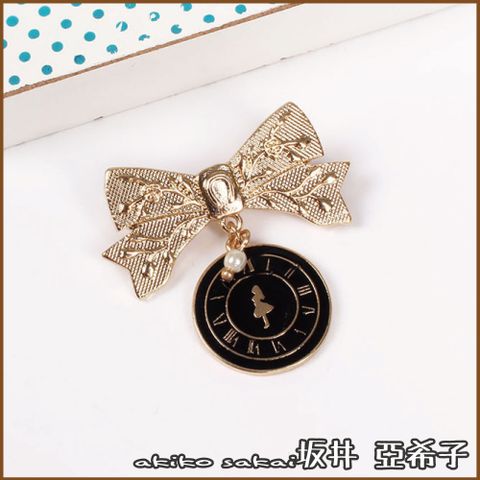 『坂井．亞希子』不思議之國夢幻愛麗絲系列印花蝴蝶結時鐘造型胸針