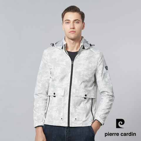 【pierre cardin 皮爾卡登】男裝 都會休閒連帽印花薄夾克外套-淺灰色 (5245664-92)