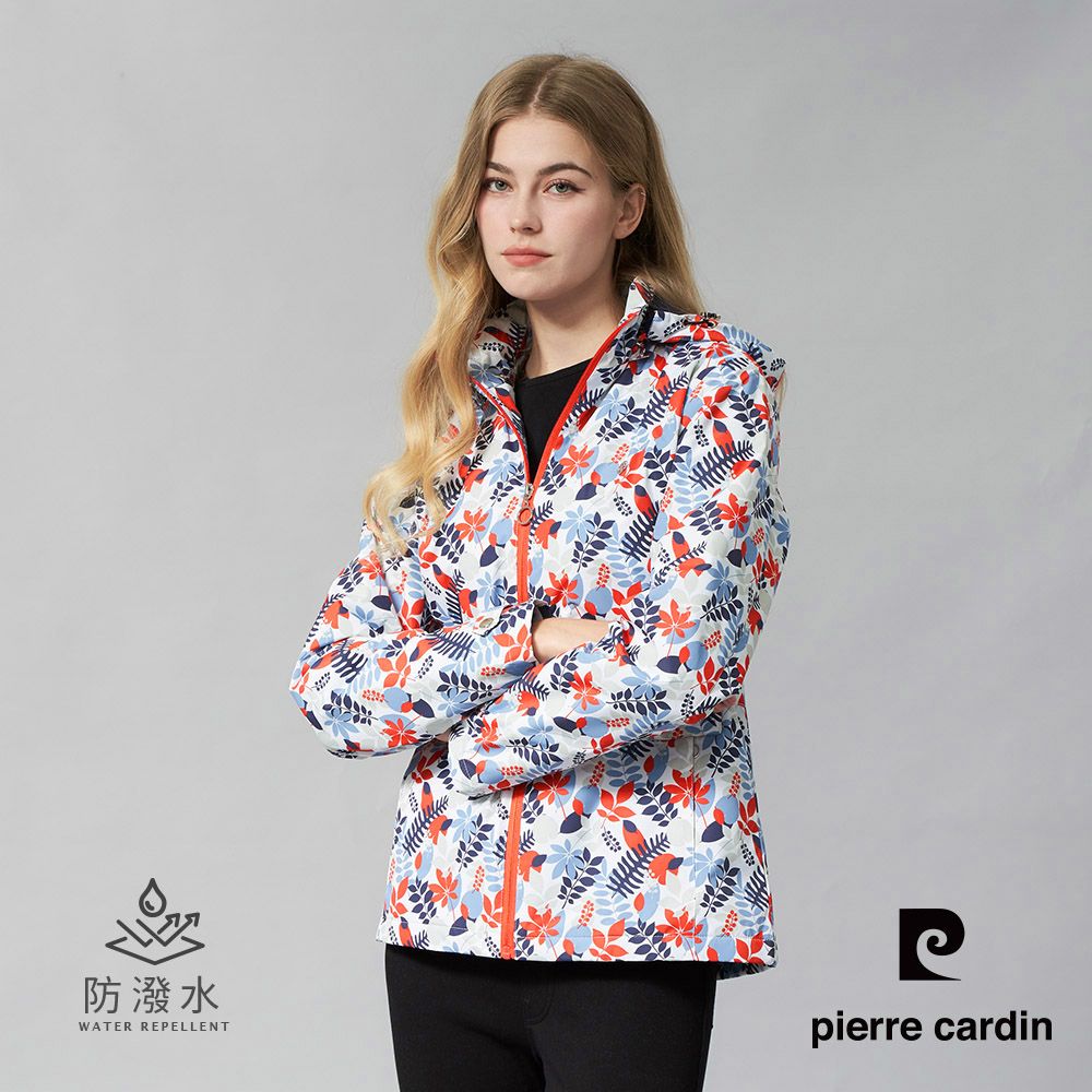 Pierre Cardin 皮爾卡登 女裝 戶外防風防潑水可拆帽花朵印花外套-深藍色 (6245793-38)