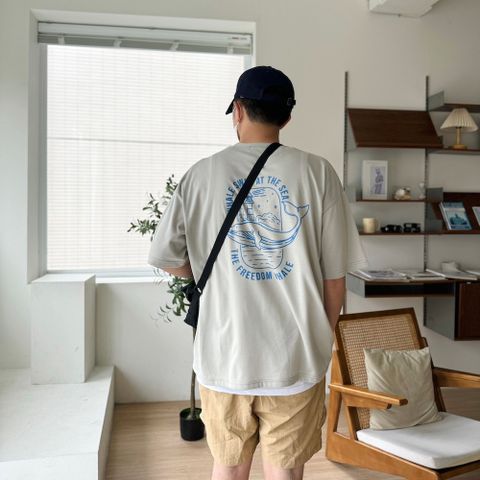 【AMERO】男女裝 圓領短袖T恤 鯨魚燈塔印花 寬鬆 落肩 情侶裝
