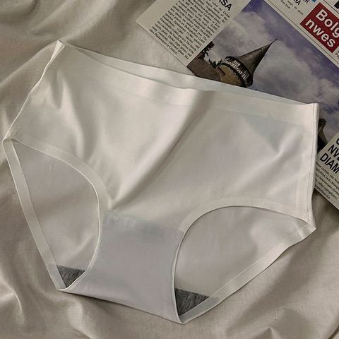 【Maggie+】一片式舒適無痕冰絲親膚彈力中腰女用內褲-白色