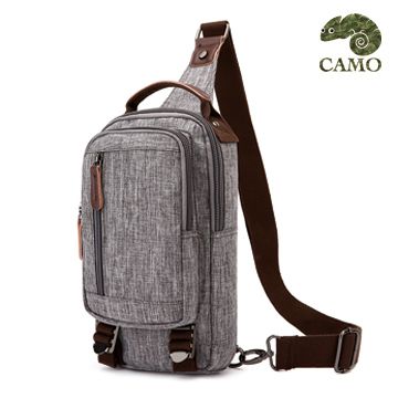 【品樂．CAMO】韓版個性時尚休閒胸包防潑水帆布包(灰色)