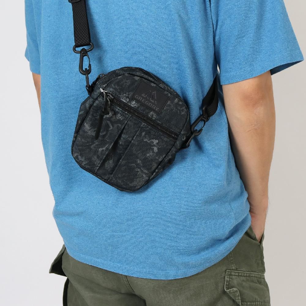 Gregory 包包 2L QUICK POCKET Shoulder Bag 男女款 黑 闇黑印花 小包 肩背 斜背 側背包 654677535