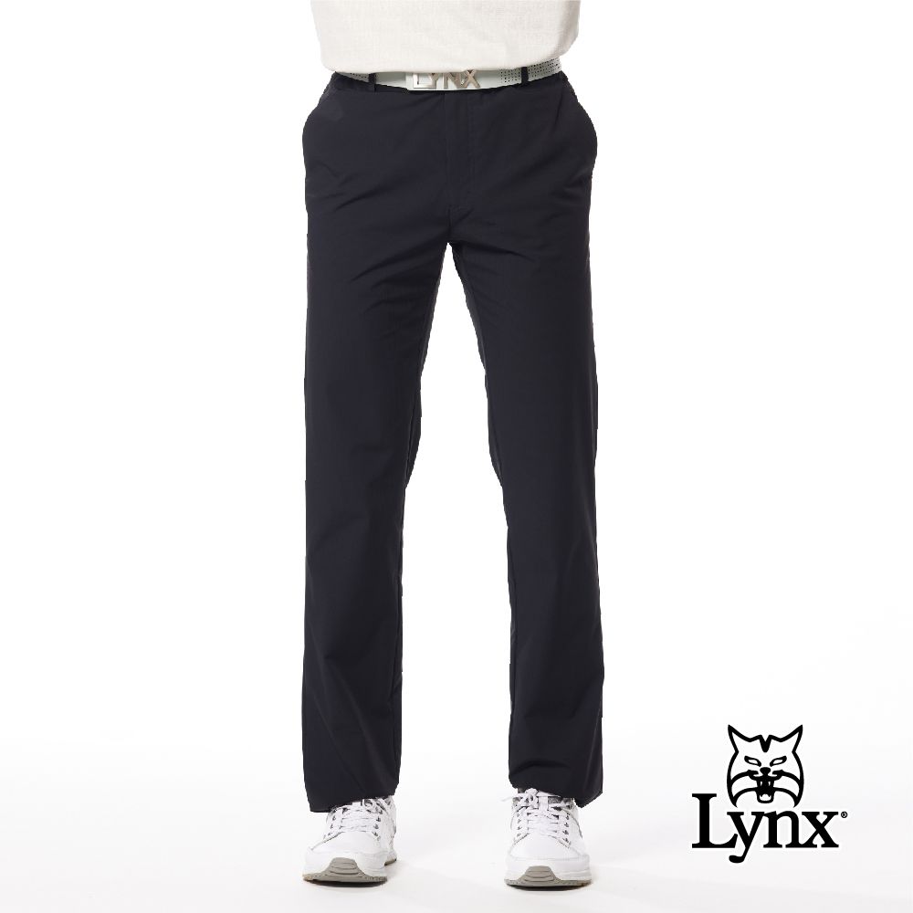 Lynx Golf 男款彈性舒適素面外觀不對稱後袋Lynx織帶造型平口休閒長褲(二色)